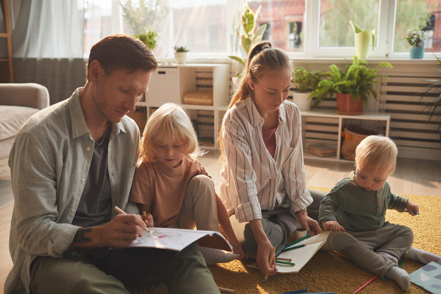 Familia estudiando unida